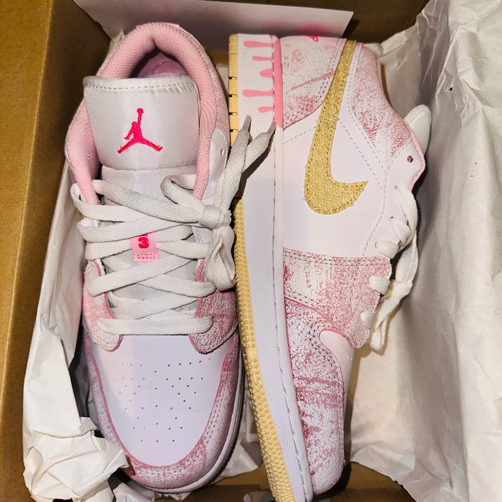 Air Jordan 1 Low GS “Paint Drip" Size 6Y Artic Punch/ Pale CW7104-601.